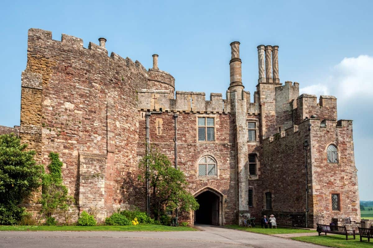 19 Stunning Castles in The Cotswolds